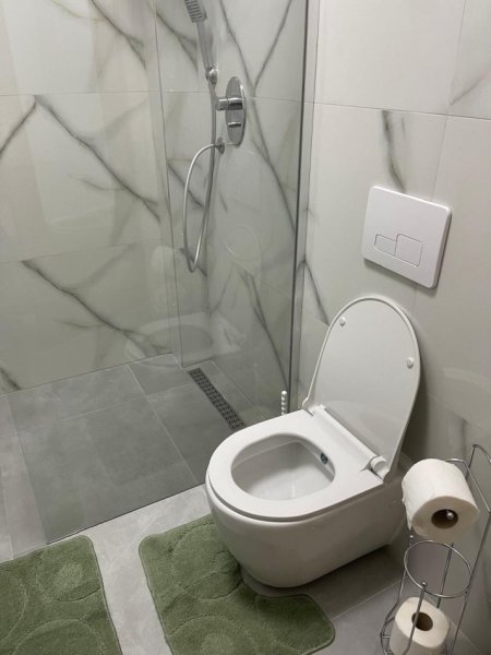 Tirane, jepet me qera apartament 2+1 Kati 1, 99 m² 550 € (Medrese)