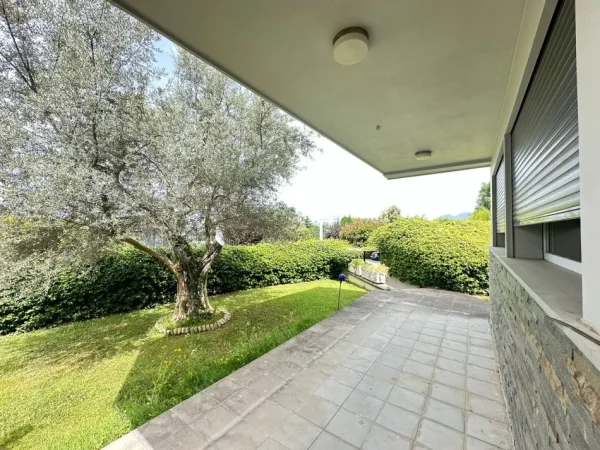 Tirane, shes Vile 3+1+Aneks+Ballkon , 475 m² (long Hill , TEG)