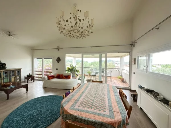 Tirane, shes Vile 3+1+Aneks+Ballkon , 475 m² (long Hill , TEG)
