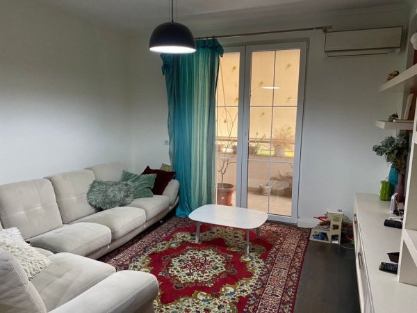 Tirane, jepet me qera apartament 2+1+Ballkon Kati 2, 90 m² 700 € (Komuna e Parisit)