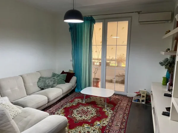 Tirane, jepet me qera apartament 2+1+Ballkon Kati 2, 90 m² 700 € (Komuna e Parisit)