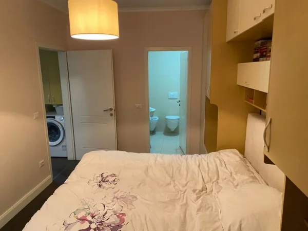 Tirane, jepet me qera apartament 2+1+Ballkon Kati 2, 90 m² 700 € (Komuna e Parisit)