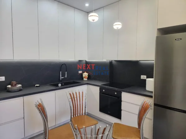 Vlore, jepet me qera apartament 2+1+Ballkon , 600 € (VLORE-SKELE)