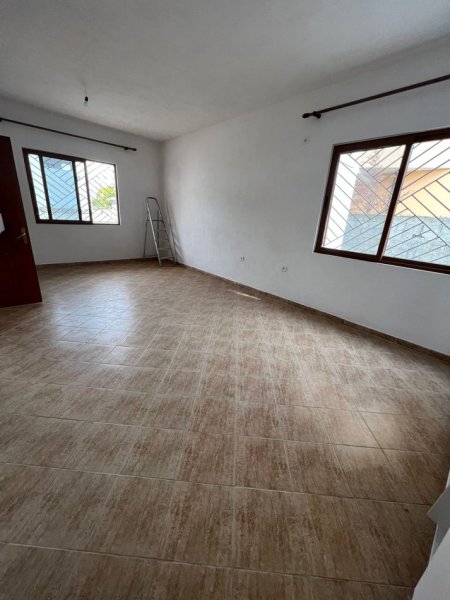 Tirane, jepet me qera shtepi 2+1 Kati 1, 120 m² 300 € (kombinat)