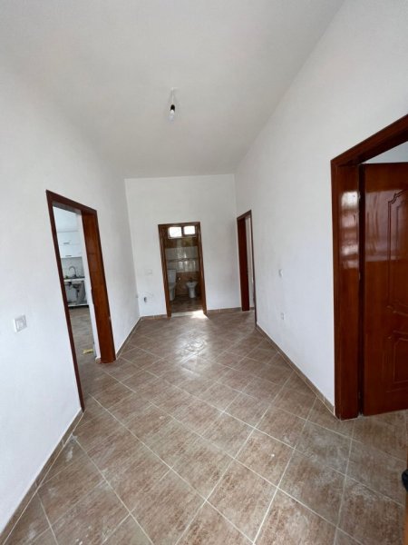 Tirane, jepet me qera shtepi 2+1 Kati 1, 120 m² 300 € (kombinat)