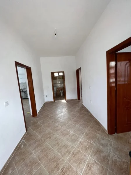 Tirane, jepet me qera shtepi 2+1 Kati 1, 120 m² 300 € (kombinat)
