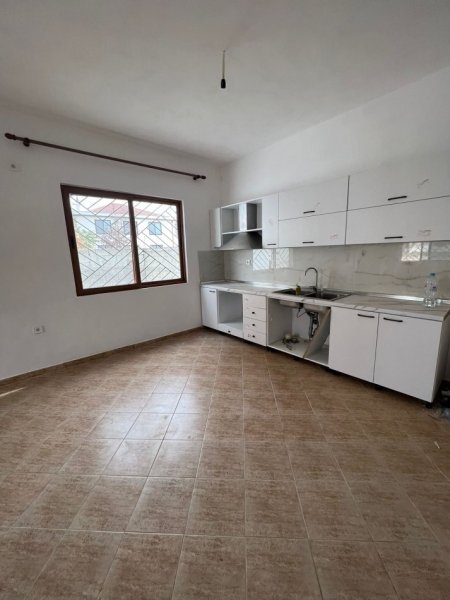 Tirane, jepet me qera shtepi 2+1 Kati 1, 120 m² 300 € (kombinat)