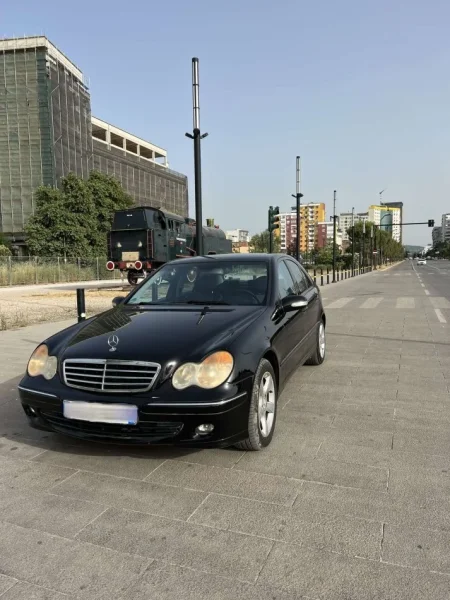 Tirane, shes makine Mercedes Benz Benzin+Gaz, e zeze automatik Kondicioner 250 km 4.500 €