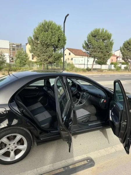 Tirane, shes makine Mercedes Benz Benzin+Gaz, e zeze automatik Kondicioner 250 km 4.500 €