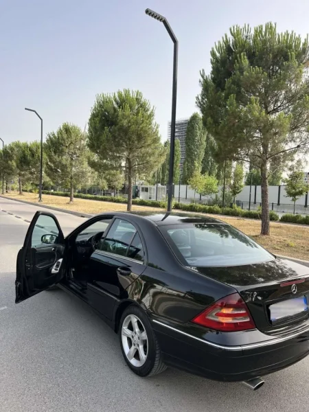 Tirane, shes makine Mercedes Benz Benzin+Gaz, e zeze automatik Kondicioner 250 km 4.500 €