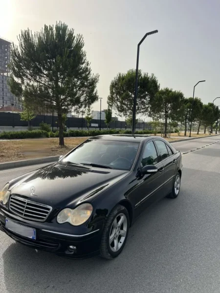 Tirane, shes makine Mercedes Benz Benzin+Gaz, e zeze automatik Kondicioner 250 km 4.500 €
