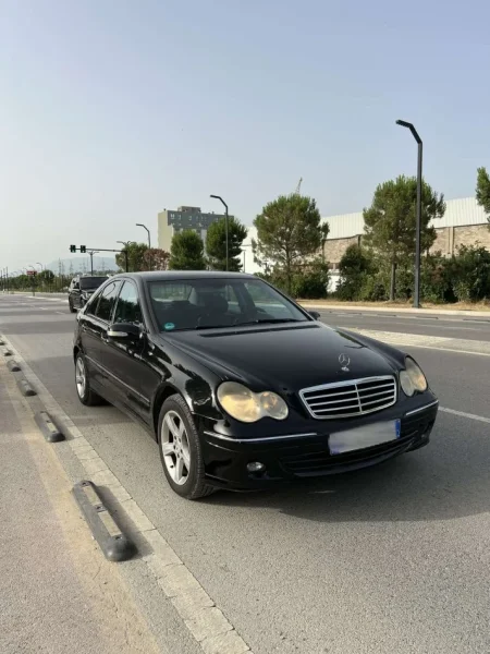 Tirane, shes makine Mercedes Benz Benzin+Gaz, e zeze automatik Kondicioner 250 km 4.500 €