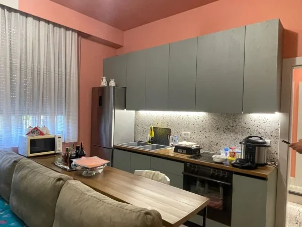 Tirane, shitet apartament 1+1+Ballkon Kati 1, 47 m² 120.000 € (Pazari I ri)