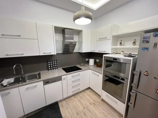 Tirane, shitet apartament 2+1+Ballkon , 112 m² 269.000 € (Komuna parisit)