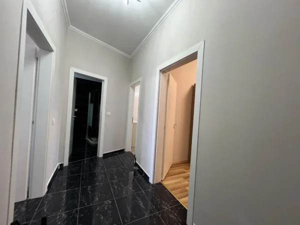 Tirane, jepet me qera apartament 1+1+Ballkon Kati 5, ME ASHENSOR , 350 € (Rr.Sotir Caci, Fresk)
