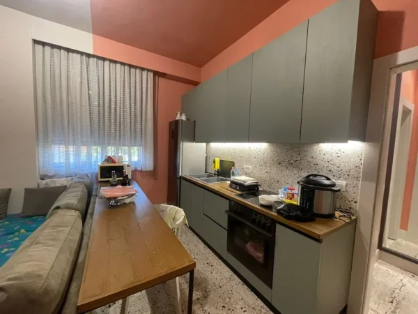 Tirane, shitet apartament 1+1 Kati 3, 48 m² 120.000 € (Pazari i Ri)