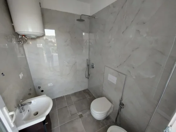 Tirane, jepet me qera apartament 1+1+Ballkon Kati 4, 55 m² 550 € (rruga Dritan Hoxha)