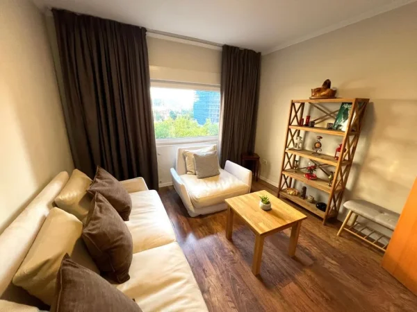 Tirane, jepet me qera apartament 3+1+Ballkon Kati 3, 800 € (rr.Barrikadave)