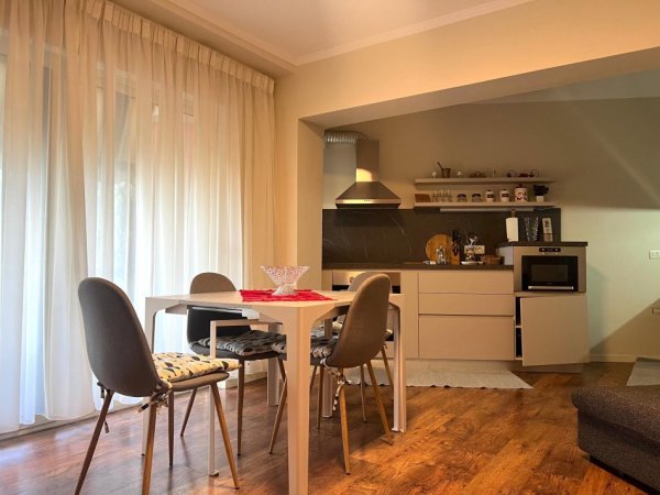 Tirane, jepet me qera apartament 3+1+Ballkon Kati 3, 800 € (rr.Barrikadave)