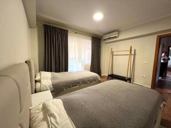 Tirane, jepet me qera apartament 3+1+Ballkon Kati 3, 800 € (rr.Barrikadave)