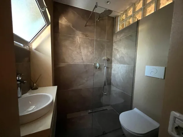 Tirane, jepet me qera apartament 3+1+Ballkon Kati 3, 800 € (rr.Barrikadave)