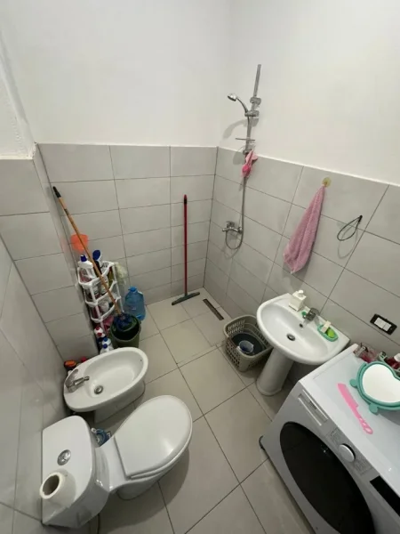 Tirane, jepet me qera apartament 2+1+Ballkon Kati 6, 83 m² 400 € (Kamez)