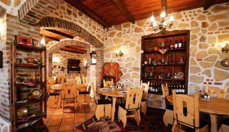 Tirane, jepet me qera bar-resorant , 170 m² 1.500 € (Qender)