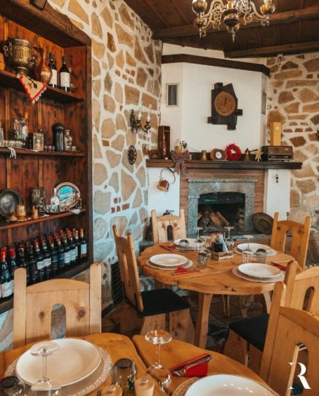Tirane, jepet me qera bar-resorant , 170 m² 1.500 € (Qender)