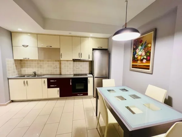 Tirane, jepet me qera apartament 2+1+Ballkon Kati 10, 90 m² 700 € (Komuna e Parisit)