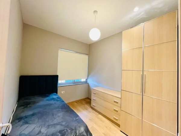 Tirane, jepet me qera apartament 2+1+Ballkon Kati 10, 90 m² 700 € (Komuna e Parisit)