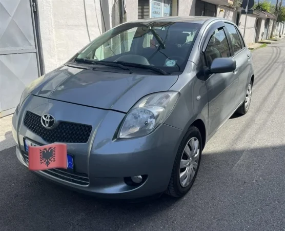 Tirane, shes makine Toyota Yaris automat Benzin+Gaz, gri metalizato automatik Kondicioner 159.000 km 4.500 €