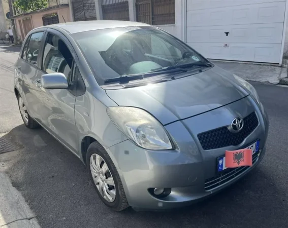 Tirane, shes makine Toyota Yaris automat Benzin+Gaz, gri metalizato automatik Kondicioner 159.000 km 4.500 €