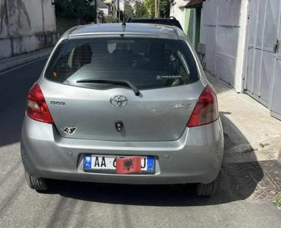 Tirane, shes makine Toyota Yaris automat Benzin+Gaz, gri metalizato automatik Kondicioner 159.000 km 4.500 €