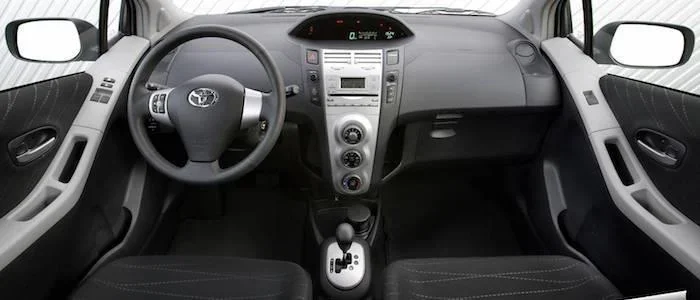 Tirane, shes makine Toyota Yaris automat Benzin+Gaz, gri metalizato automatik Kondicioner 159.000 km 4.500 €