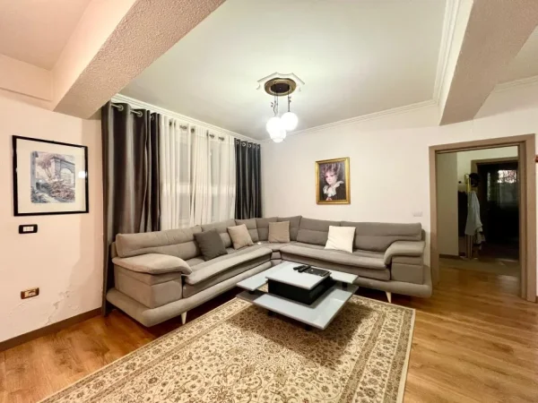 Tirane, shitet shtepi 2+1+Ballkon Kati 1, 193 m² 180.000 € (Allias)