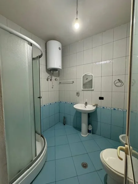 Tirane, jepet me qera apartament 1+1+Ballkon Kati 3, 50 m² 400 € (kopshi zoologjik)