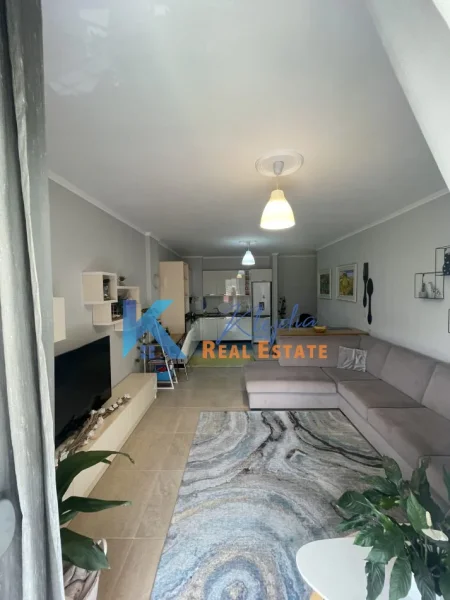 Tirane, jap me qera apartament 2+1+Ballkon Kati 1, 100 m² 900 € (Liqeni i Thate)