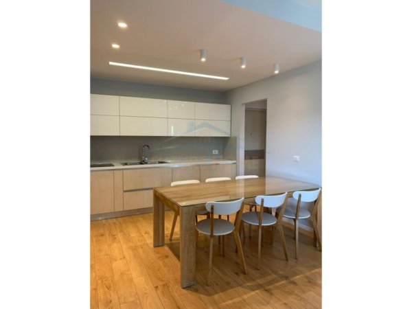 Tirane, jepet me qera apartament 2+1+2 120m2 , Kati 13, 2.000 € (Pranë Stadiumi Air Albania)