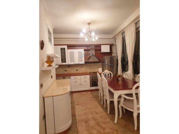 Tirane, jepet me qera apartament 2+1 Kati 8, 110 m² 750 € (Myslym Shyri)