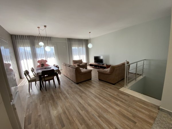 Tirane, jepet me qera apartament duplex 2+1+Aneks+Ballkon Kati 0, 127 m² 800 € (Kodra e Diellit)