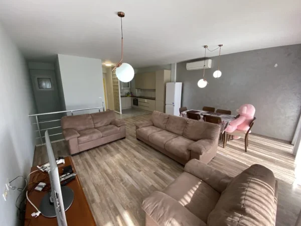 Tirane, jepet me qera apartament duplex 2+1+Aneks+Ballkon Kati 0, 127 m² 800 € (Kodra e Diellit)