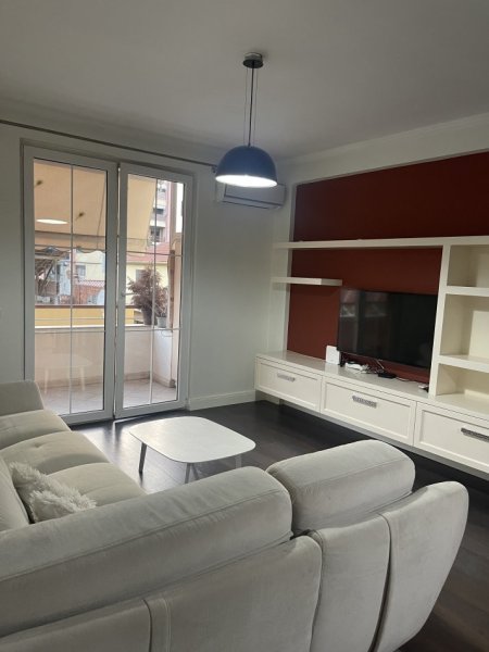 Tirane, jepet me qera apartament 2+1+Ballkon Kati 3, 100 m² 650 € (Rruga Bilal Golemi)