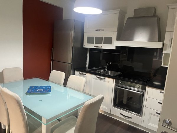 Tirane, jepet me qera apartament 2+1+Ballkon Kati 3, 100 m² 650 € (Rruga Bilal Golemi)