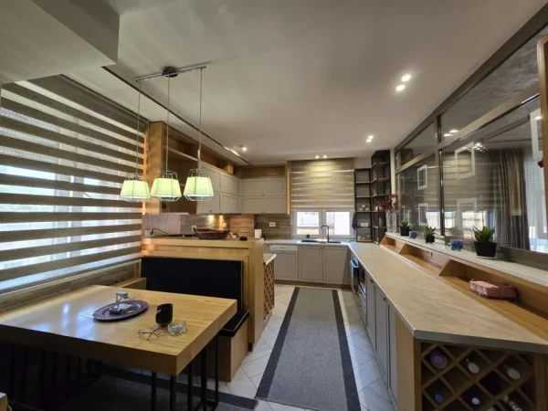 Tirane, jepet me qera apartament 2+1 Kati 4, 190 m² 1.950 € (mysly shyri)