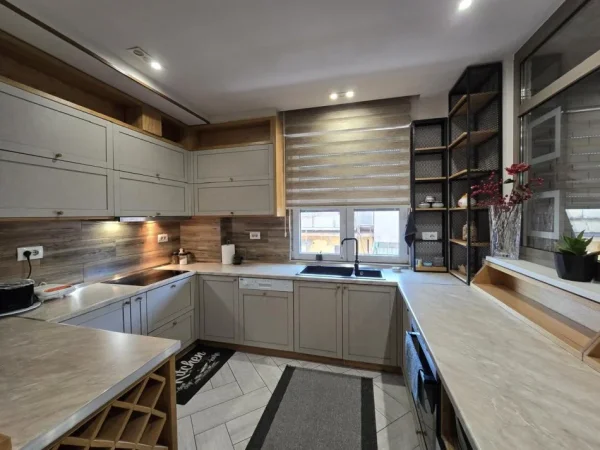 Tirane, jepet me qera apartament 2+1 Kati 4, 190 m² 1.950 € (mysly shyri)