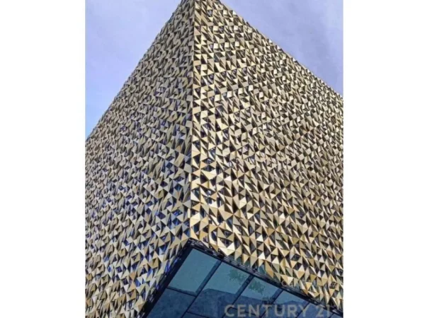 Tirane, jepet me qera ambjent biznesi Kati 4, 199 m² 4.000 € (RAINBOW CENTER)