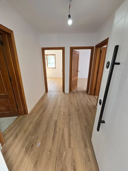 Tirane, shitet apartament 2+1+Ballkon Kati 1, 81 m² 138.000 € (Ali Demi)