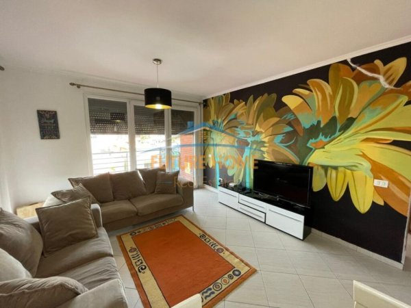 Tirane, jepet me qera apartament 1+1 Kati 3, 85 m² 500 € (Shkolla e Kuqe)