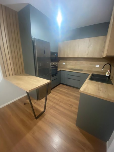 Tirane, jepet me qera apartament 1+1+Aneks+Ballkon Kati 2, 80 m² 600 € (Fusha e Aviacionit)