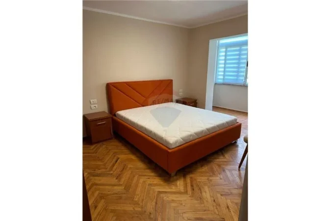 Tirane, jepet me qera 1+1+Ballkon Kati 5, 65 m² 500 € (Rruga e Kavajes)
